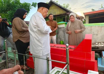 Tabur Bunga untuk Bapak Pembangunan: Wagub Sulbar Ziarahi Makam Almarhum Sang Ayah Puang Mengga