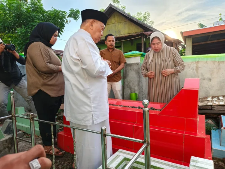 Tabur Bunga untuk Bapak Pembangunan: Wagub Sulbar Ziarahi Makam Almarhum Sang Ayah Puang Mengga