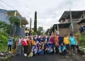 Bhabinkamtibmas Berpadu Dengan Babinsa, Lakukan Bersih – Bersih Lingkungan Bersama Masyarakat.