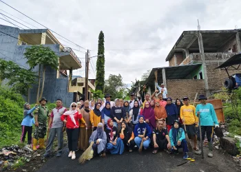 Bhabinkamtibmas Berpadu Dengan Babinsa, Lakukan Bersih – Bersih Lingkungan Bersama Masyarakat.