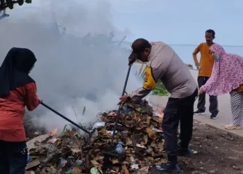Pelihara Lingkungan yang Bersih, Bhabinkamtibmas Polsek Ujung Bersama Aparat Kelurahan dan Warga Lakukan Giat Bersih – Bersih di Labukkang
