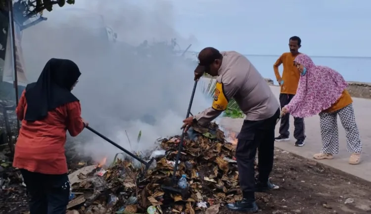 Pelihara Lingkungan yang Bersih, Bhabinkamtibmas Polsek Ujung Bersama Aparat Kelurahan dan Warga Lakukan Giat Bersih – Bersih di Labukkang