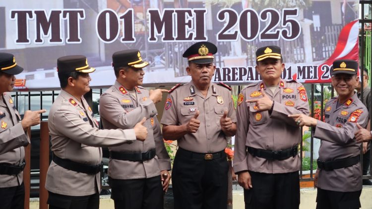 Kapolres Pimpin Upacara Kenaikan Pangkat Pengabdian Setingkat Lebih Tinggi Personel Polres Parepare