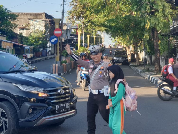 Sat Lantas Polres Parepare Lakukan Pelayanan Keselamatan Lalu Lintas