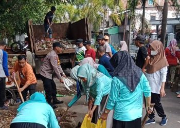 Kerja Bakti Bersihkan Sampah, Tiga Pilar dan Bhabinkamtibmas Tuai Pujian Warga
