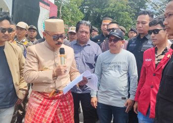 Temui Massa Aksi, Gubernur SDK Janji Transparansi Beasiswa dan Pengawasan Upah Buruh