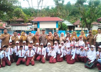 Bhabinkamtibmas Kelurahan Banggae Sosialisasikan Nilai-Nilai Moral dan Disiplin Lewat Program Polisi Go To School