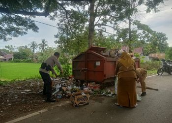 Bhabinkamtibmas Polsek Bacukiki dan Staf Kelurahan Lumpue Kompak Bersihkan Sampah di Terminal Parepare.