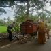 Bhabinkamtibmas Polsek Bacukiki dan Staf Kelurahan Lumpue Kompak Bersihkan Sampah di Terminal Parepare.
