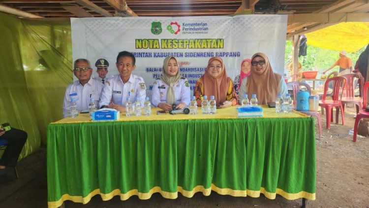 Tak Biasa! Penandatanganan MoU Industri Sidrap Digelar di Kolong Rumah Warga