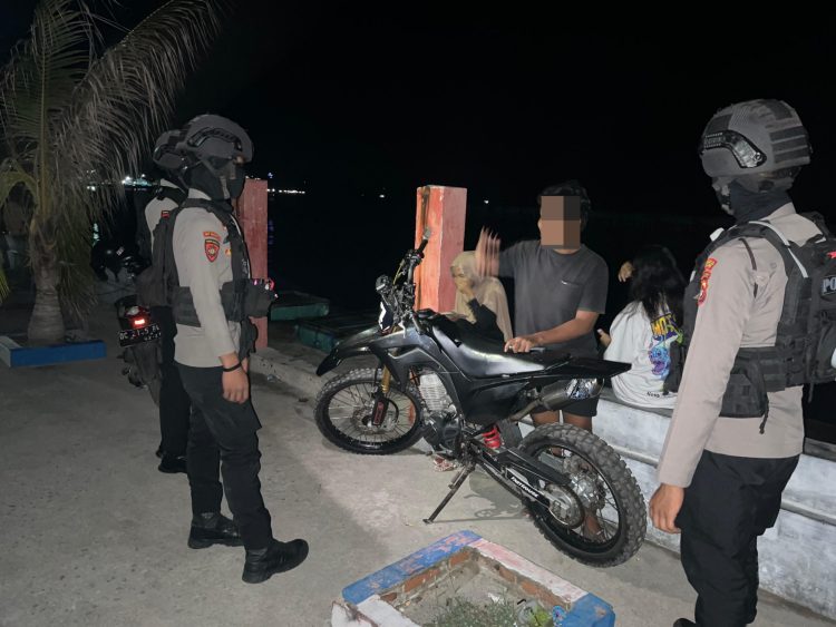 Personel Sat Samapta Polres Majene Gelar Patroli Malam, Sasar Pemukiman dan Lokasi Kerumunan Warga