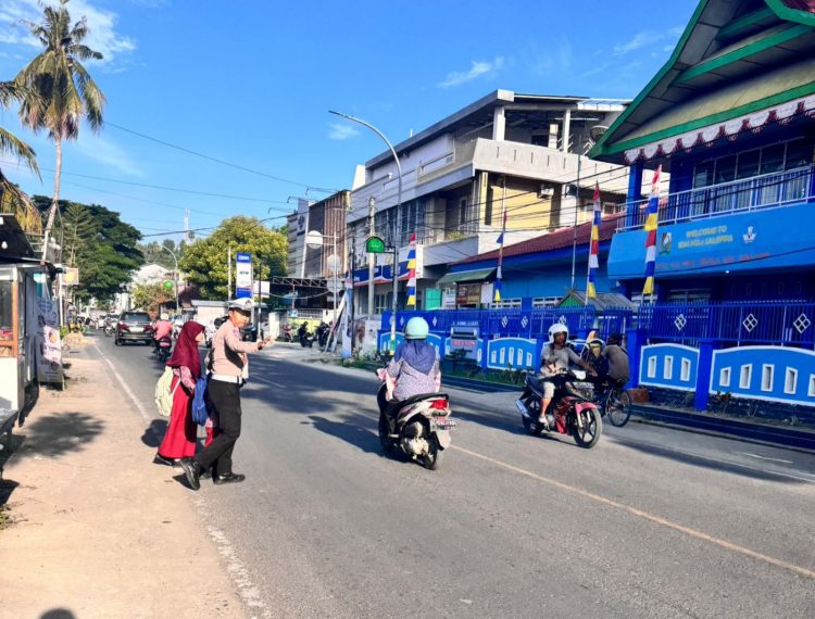 Personel Satlantas Polres Majene Laksanakan Commander Wish untuk Tertibkan Lalu Lintas Pagi Hari