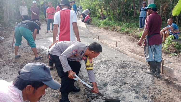 Bhabinkamtibmas Polres Majene Bersama Warga Gotong Royong Perbaiki Jalan Penghubung Dua Desa
