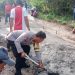 Bhabinkamtibmas Polres Majene Bersama Warga Gotong Royong Perbaiki Jalan Penghubung Dua Desa