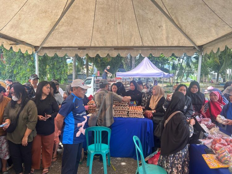 Pemprov Sulbar Gelar Pasar Murah, Warga Mamuju Berbelanja dengan Hemat