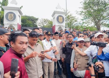 Gubernur Sulbar Temui Pendemo, Berjanji Cabut Izin Tambang yang Langgar Hukum
