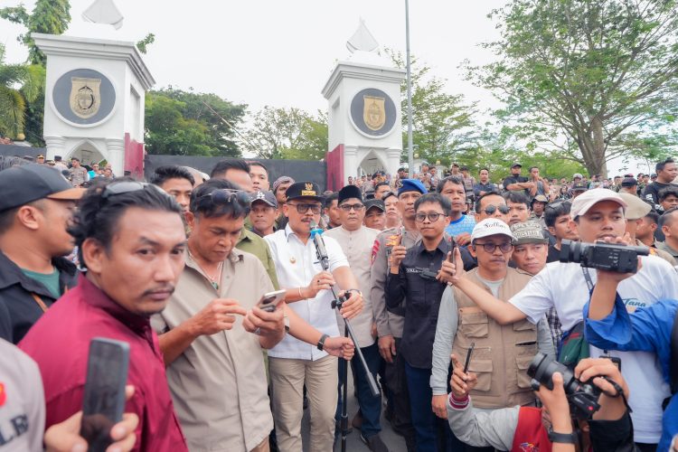 Gubernur Sulbar Temui Pendemo, Berjanji Cabut Izin Tambang yang Langgar Hukum
