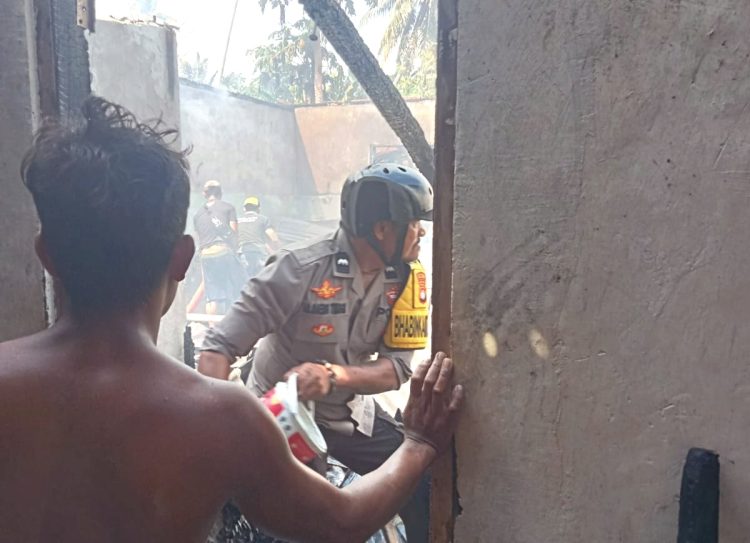 Kebakaran Hanguskan Satu Rumah Warga di Dusun Tanisi, Polisi Bantu Warga Padamkan Api