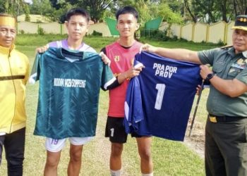 Dandim 1423 Soppeng Tunjukkan Kepedulian Sepak Bola, Beri Jersey Baru untuk Atlet Muda Pra-Porprov 2025