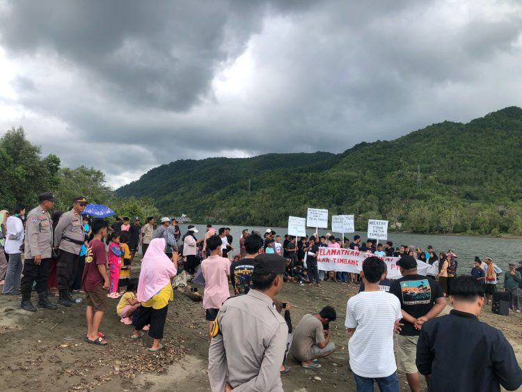 Polri Jamin Keamanan Aksi Damai, Personel Polres Majene Amankan Unjuk Rasa Penolakan Tambang Pasir di Tubo