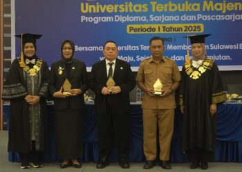 Wisuda UT Majene: Wagub Sulbar Ingatkan Pentingnya Adab dan Integritas di Atas Ilmu