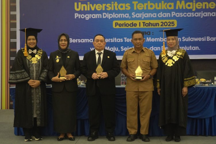 Wisuda UT Majene: Wagub Sulbar Ingatkan Pentingnya Adab dan Integritas di Atas Ilmu