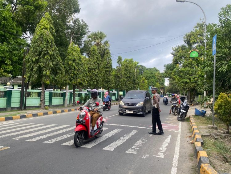 Personel Satlantas Polres Majene Terjunkan Pasukan Pagi Hari Lewat Program Commander Wish