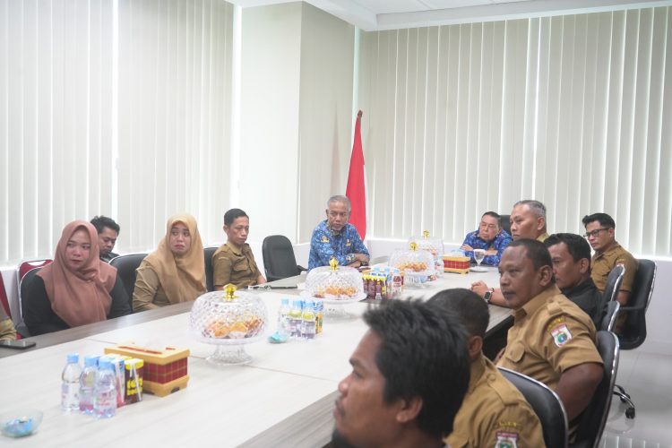 Wagub Sulbar Terima Audiens Aliansi Honorer Nasional di Ruang Kerjanya