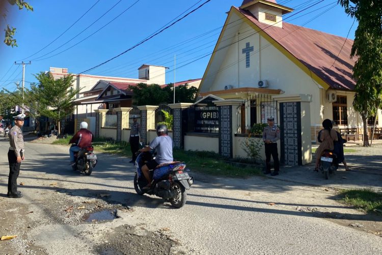 Satlantas Polres Majene Gelar Patroli dan Pengaturan Lalu Lintas di Sekitar Gereja saat Ibadah Minggu