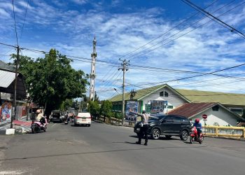 SIANG HARI, SATLANTAS POLRES PAREPARE GELAR PENGATURAN LALU LINTAS UNTUK LINDUNGI ANAK SEKOLAH DAN PENGGUNA JALAN