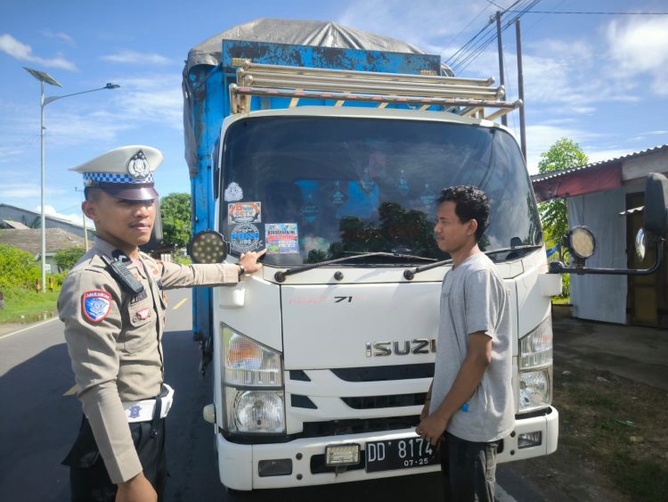 Satlantas Polres Majene Tertibkan Kendaraan Overload di Jalur Trans Sulawesi