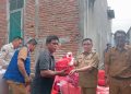 Bupati Majene Serahkan Bantuan Bagi Korban Angin Puting Beliung di Pamboang