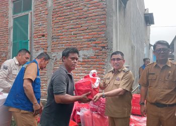 Bupati Majene Serahkan Bantuan Bagi Korban Angin Puting Beliung di Pamboang