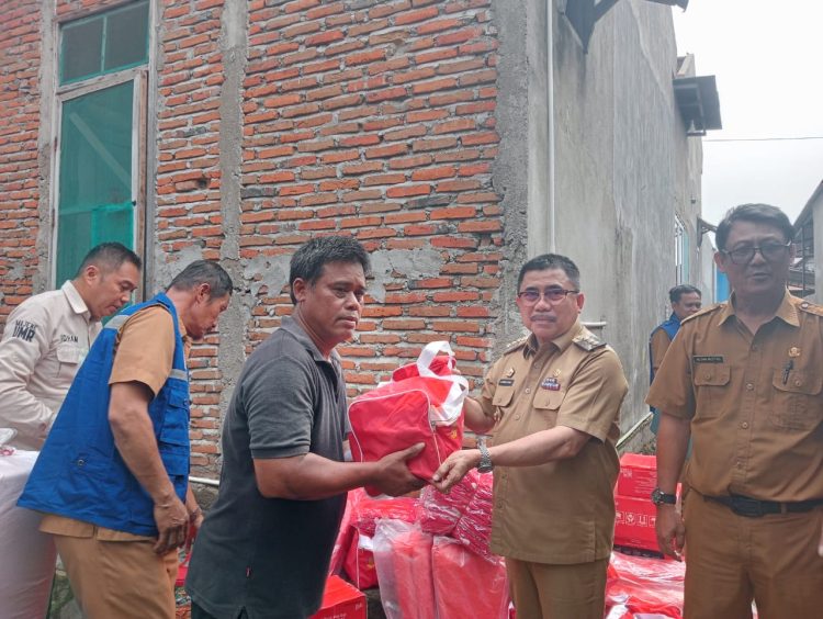 Bupati Majene Serahkan Bantuan Bagi Korban Angin Puting Beliung di Pamboang