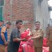 Bupati Majene Serahkan Bantuan Bagi Korban Angin Puting Beliung di Pamboang