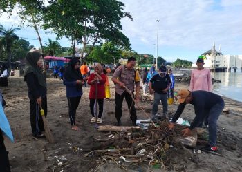 Bhabinkamtibmas Polsek Bacukiki Bersama Aparat Pemrintah Lakukan Aksi Bersih-Bersih di Jalan Mattirotasi Parepare
