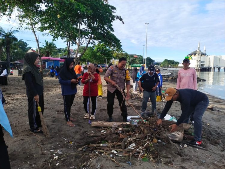 Bhabinkamtibmas Polsek Bacukiki Bersama Aparat Pemrintah Lakukan Aksi Bersih-Bersih di Jalan Mattirotasi Parepare