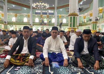 Bupati Syaharuddin Salat Idul Adha di Masjid Agung, Ajak Masyarakat Perkuat Kebersamaan