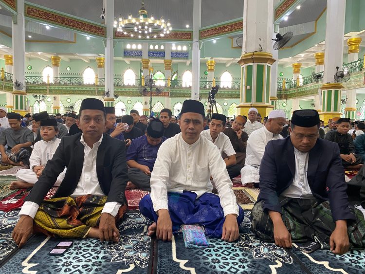 Bupati Syaharuddin Salat Idul Adha di Masjid Agung, Ajak Masyarakat Perkuat Kebersamaan