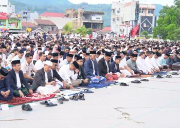 Gubernur dan Wagub Sulbar Salat Idul Adha di Anjungan Pantai Manakarra