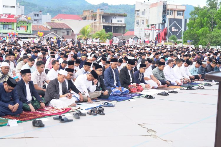 Gubernur dan Wagub Sulbar Salat Idul Adha di Anjungan Pantai Manakarra