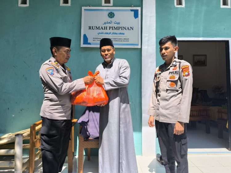 Polres Majene Berbagi Daging Kurban ke Sejumlah Panti Asuhan di Kota Majene