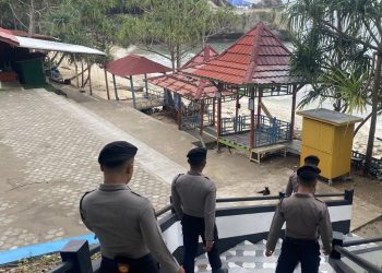 Akhir Pekan, Personel Samapta Polres Majene Intensifkan Patroli Kamtibmas di Objek Wisata Pantai