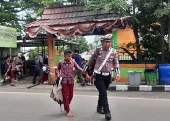 Penggelaran Personil Sat Lantas Polres Parepare, Lindungi Pelajar dari Bahaya Arus Kendaraan Siang Hari