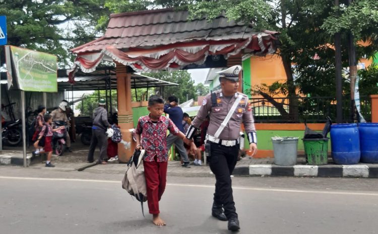 Penggelaran Personil Sat Lantas Polres Parepare, Lindungi Pelajar dari Bahaya Arus Kendaraan Siang Hari