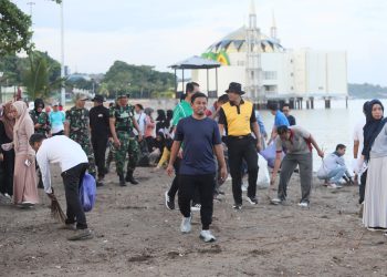 Momentum Hari Lingkungan Hidup, Tasming Hamid Pimpin Aksi Bersih PantaiKu