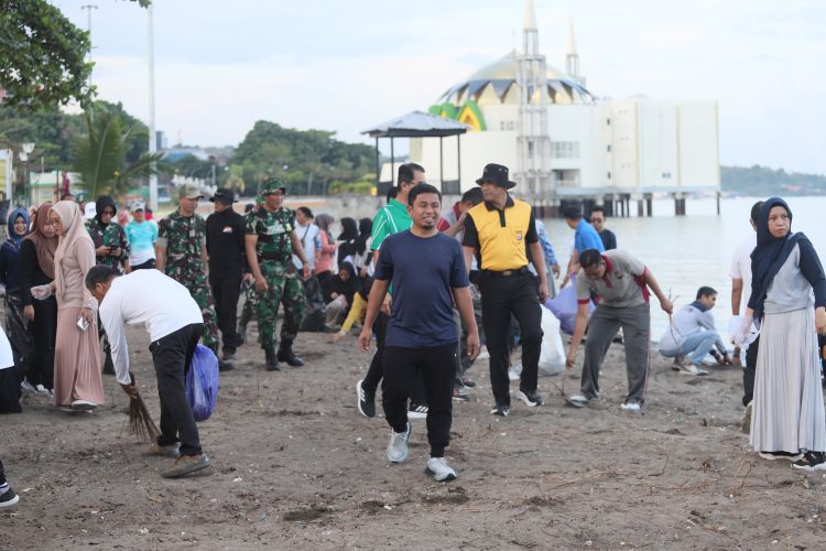 Momentum Hari Lingkungan Hidup, Tasming Hamid Pimpin Aksi Bersih PantaiKu