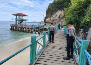 Libur Akhir Pekan, Personel Samapta Polres Majene Intensifkan Patroli Kamtibmas di Objek Wisata Pantai