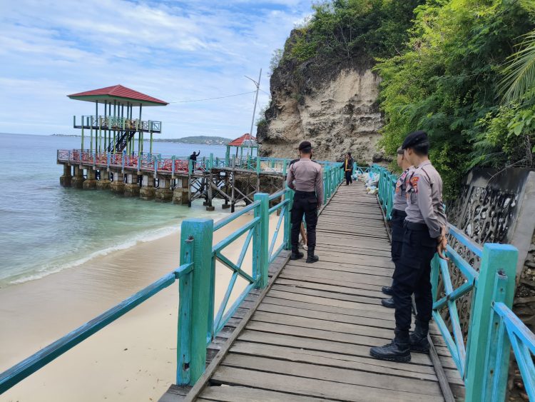 Libur Akhir Pekan, Personel Samapta Polres Majene Intensifkan Patroli Kamtibmas di Objek Wisata Pantai
