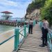 Libur Akhir Pekan, Personel Samapta Polres Majene Intensifkan Patroli Kamtibmas di Objek Wisata Pantai